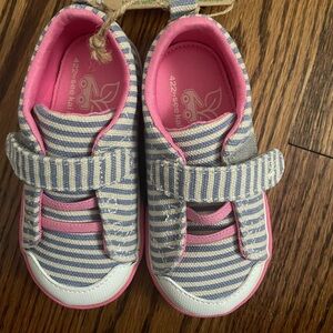 NWT girls gym shoes